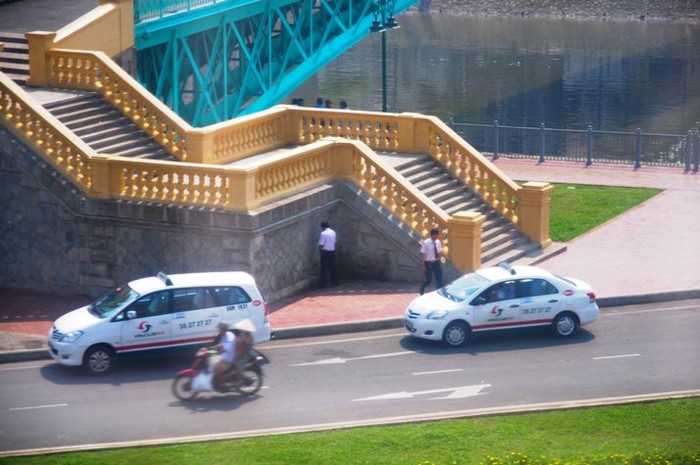 Từ lâu khu vực chân Cầu Mống (đầu đường Võ Văn Kiệt, P.Bến Nghé, Q1, Tp.HCM) trở thành điểm tiểu tiện lý tưởng của nhân viên, tài xế Vinasun